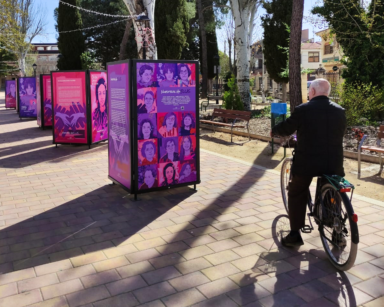 Montaje de la exposición "NUESTRAS HUELLAS" itinerancia en Albacete.